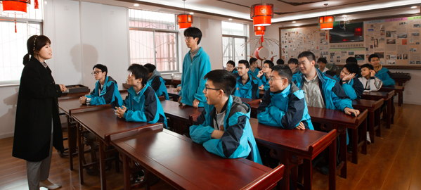 定边 分类教学，因材施教，采取“一类一方案、一人一目标”的教学方法