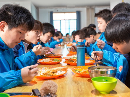 定边学生用餐
